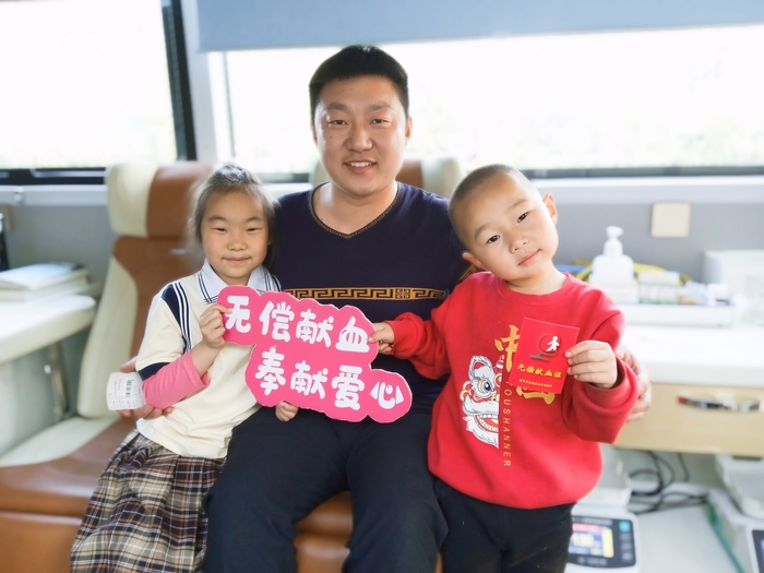 刘先生接孩子放学之际，完成首次献血.jpg